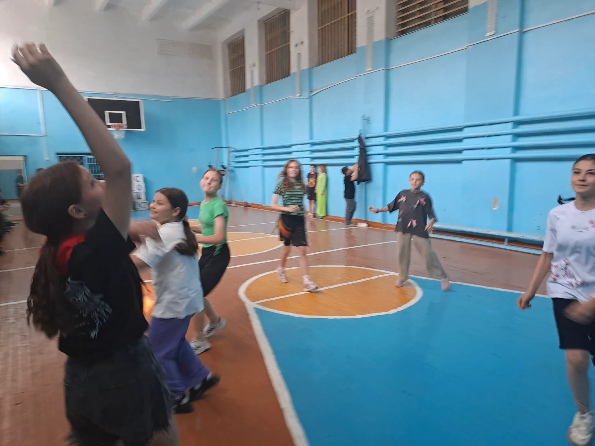 Сегодня у нас по плану день баскетбола. Тренер-преподаватель Крысюк Д.А. провел товарищескую встречу
