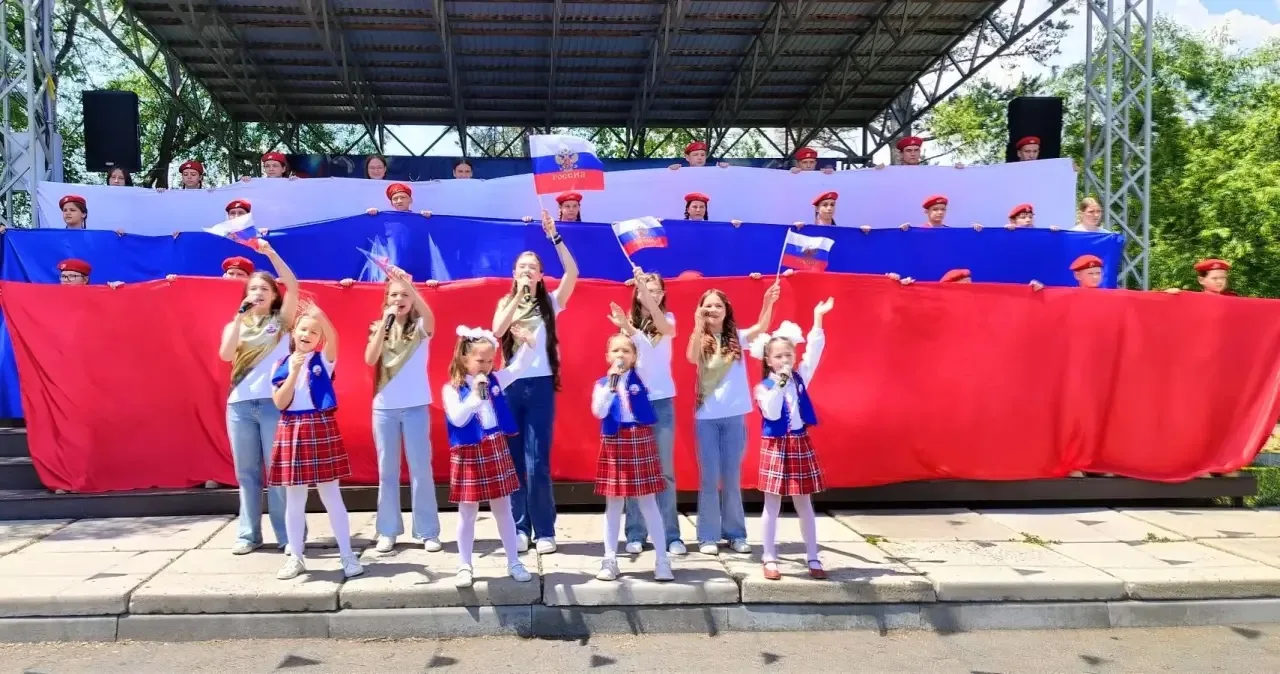 🇷🇺 Концерт «Народы России – вместе мы сила» прошёл на площади у ЦДК

12 июня на открытой площадке 