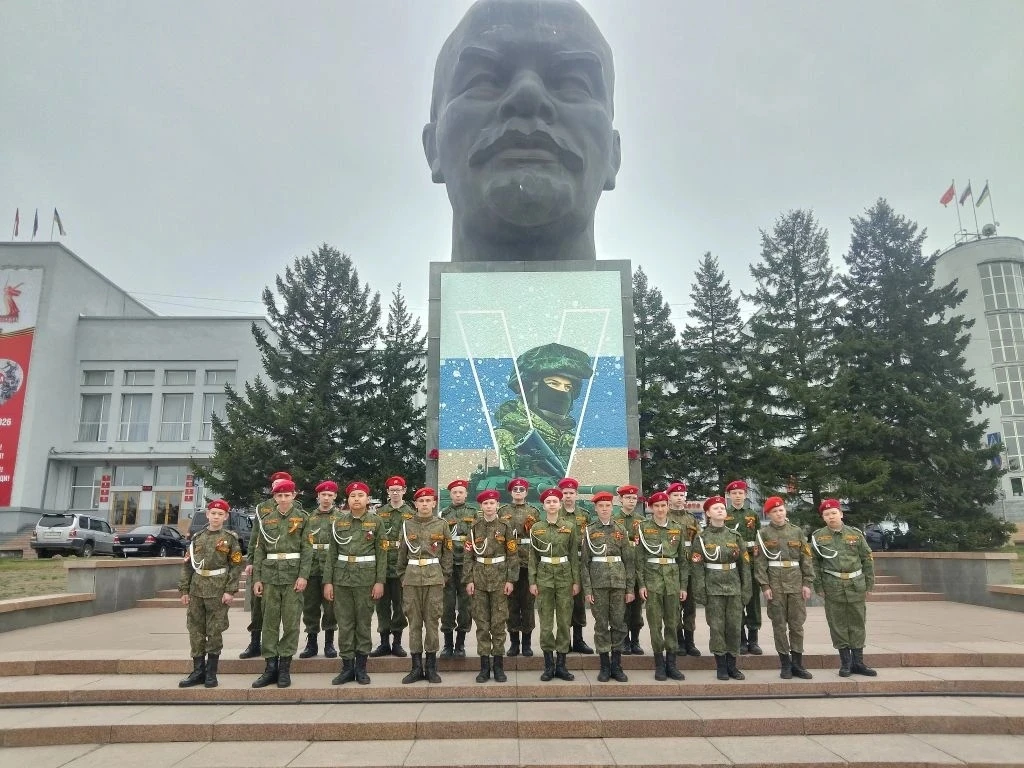 🇷🇺Mapш юныx пaтpиoтoв пpoшeл в cтoлицe Бypятии. Учacтиe в нeм пpиняли шкoльники-юнapмeйцы, вocпитa