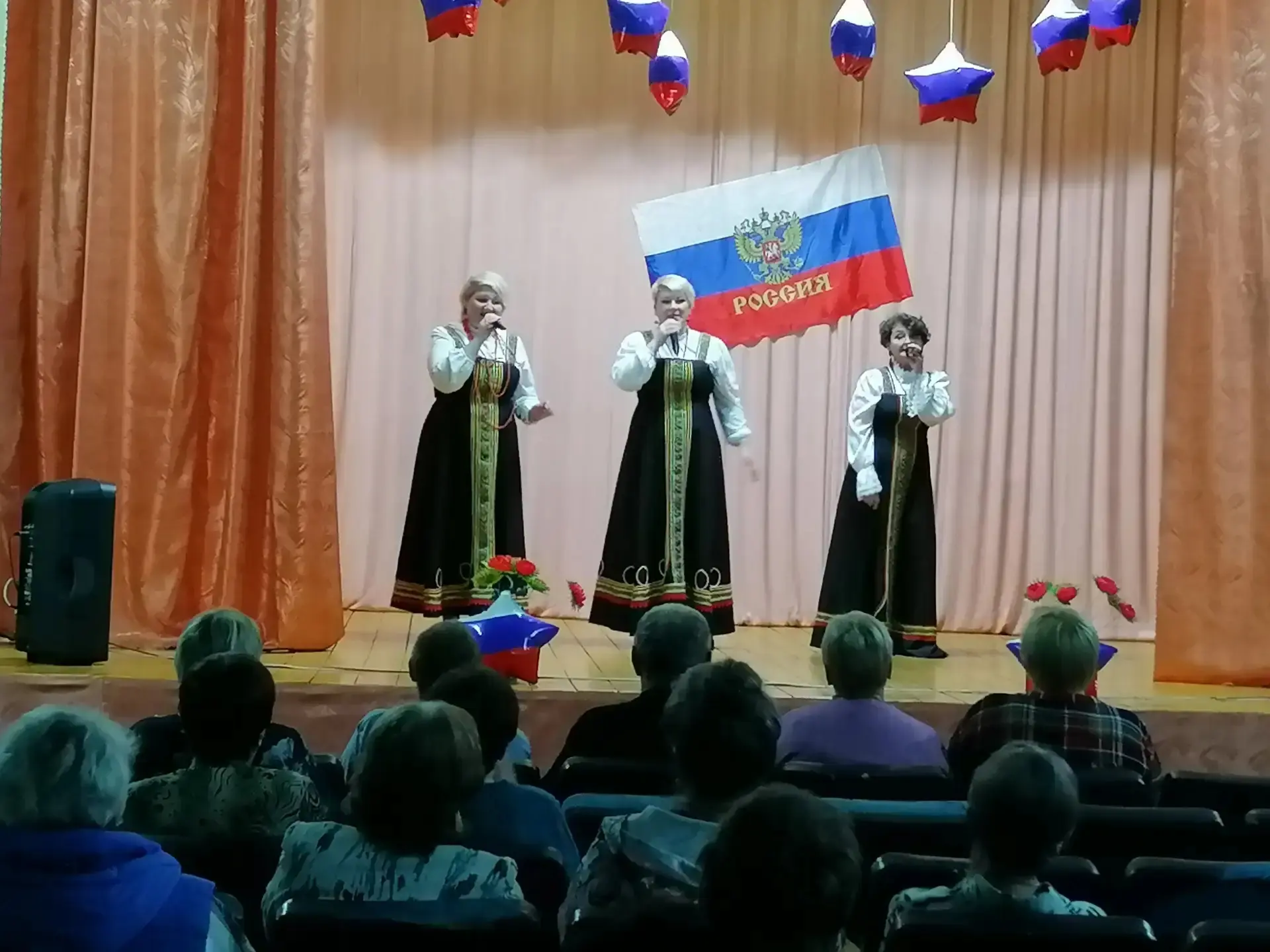Творческий коллектив и сотрудники Залуженского сельского Дома культуры подарили жителям села Пилипы 