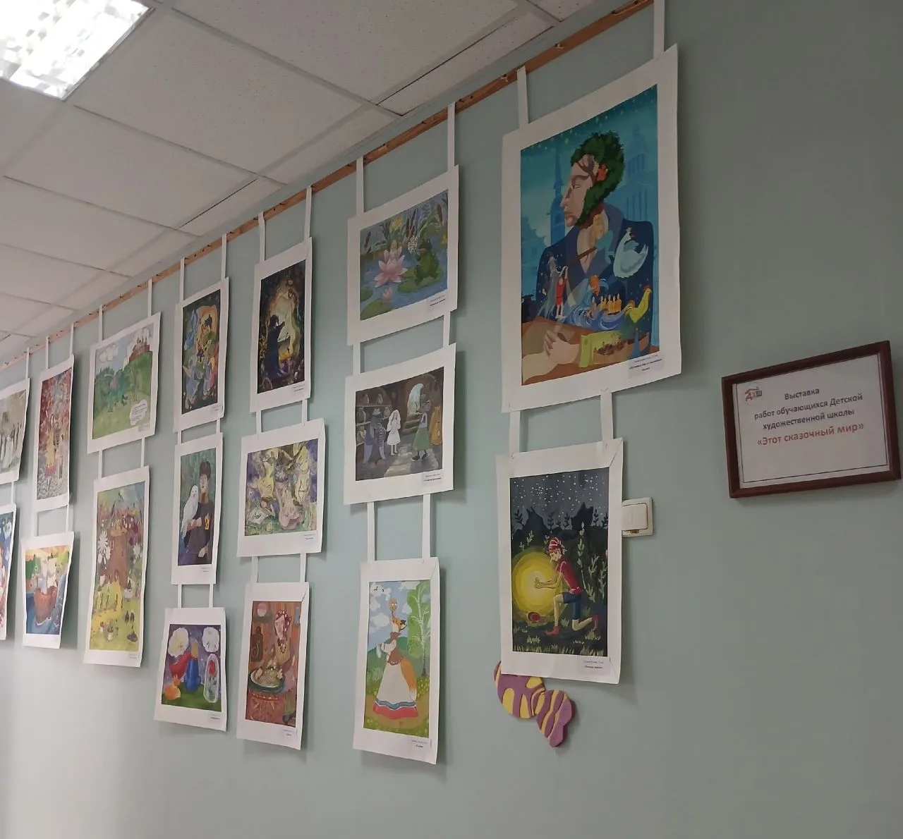 🖼В детской библиотеке города проходит выставка работ обучающихся ДХШ «Этот сказочный мир». 
🌸Сказк