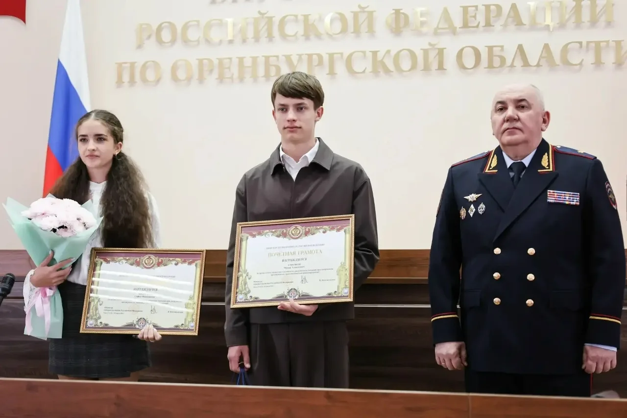 🇷🇺🎖️Глава МВД России Владимир Колокольцев наградил учеников школы № 52 г. Орска Макара Смолкова и