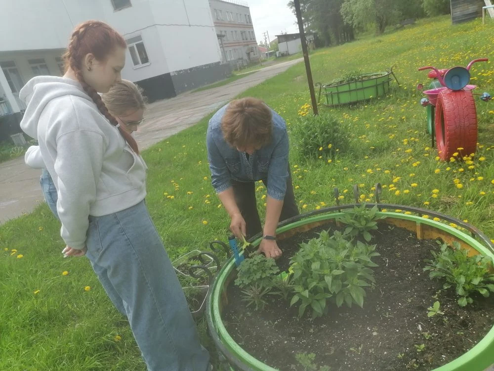 Всем доброго дня 🌞
Сегодня радует  погода👍 А у ребят летнего трудового отряда отличное настроение 