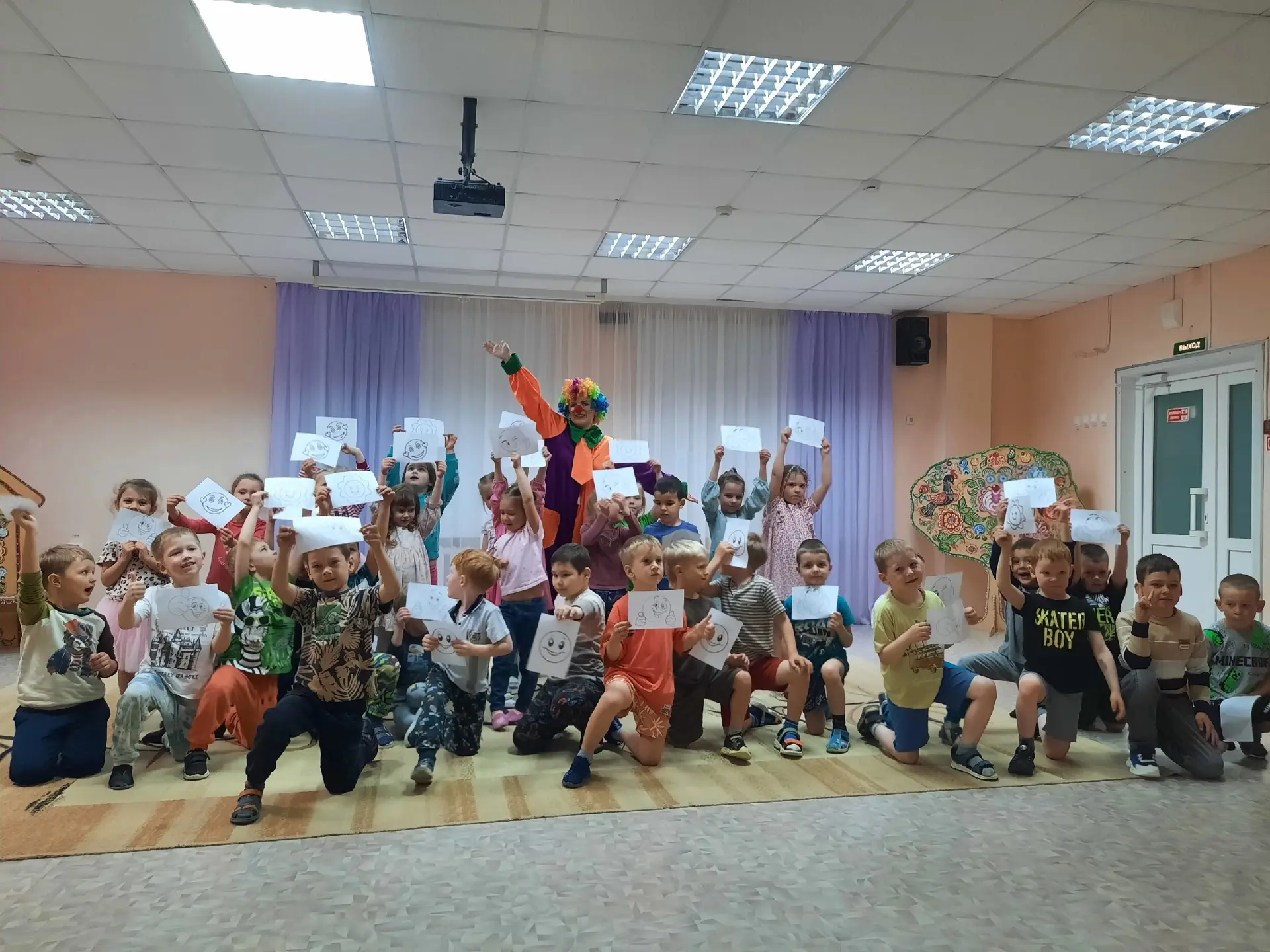 🤡🎈Дождь — не помеха, когда в гостях Клоун Клёпа!

😄Сегодняшнее утро в нашем саду выдалось по-наст