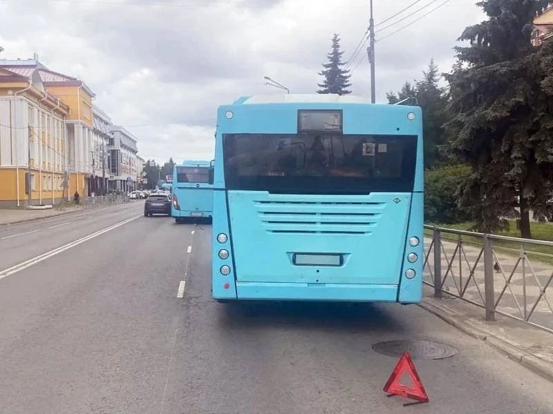 Женщина пострадала при столкновении двух автобусов в Архангельске.

ДТП произошло вчера на Троицком.