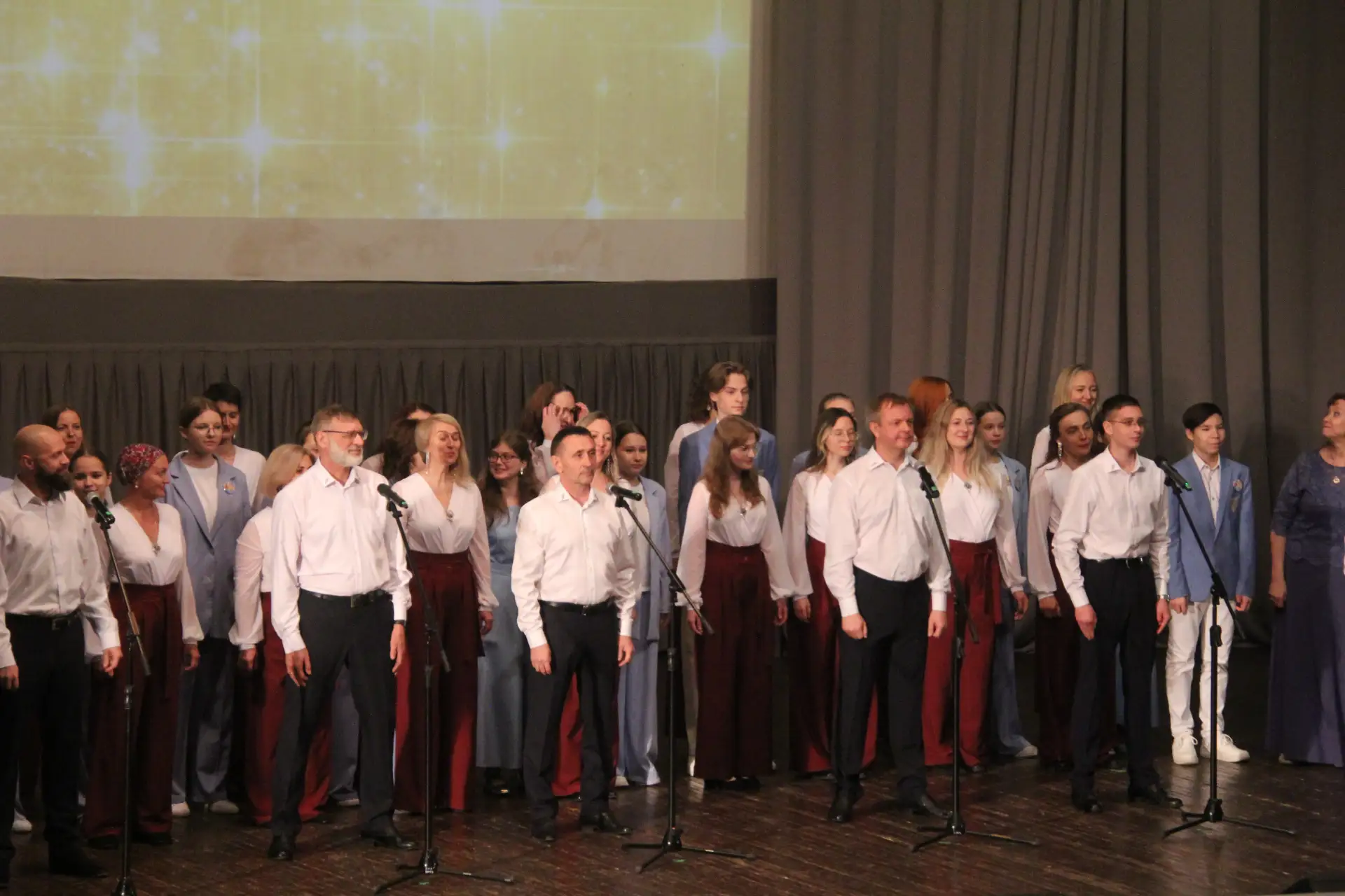 ОТЧЕТНЫЙ КОНЦЕРТ ХОРА "КАМЕЯ" И АНСАМБЛЯ "КРЫЛЬЯ"

2 июня в Доме учёных Краснообска состоялся отчетн