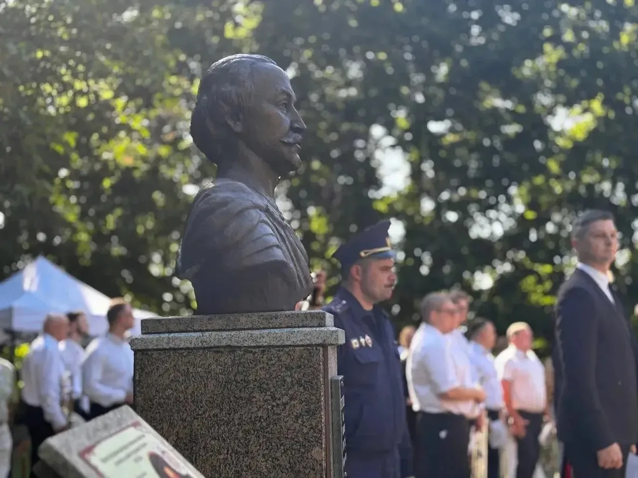 В селе Крутец Александровского округа появились два новых памятных объекта!

Установлен бюст Ивана Б