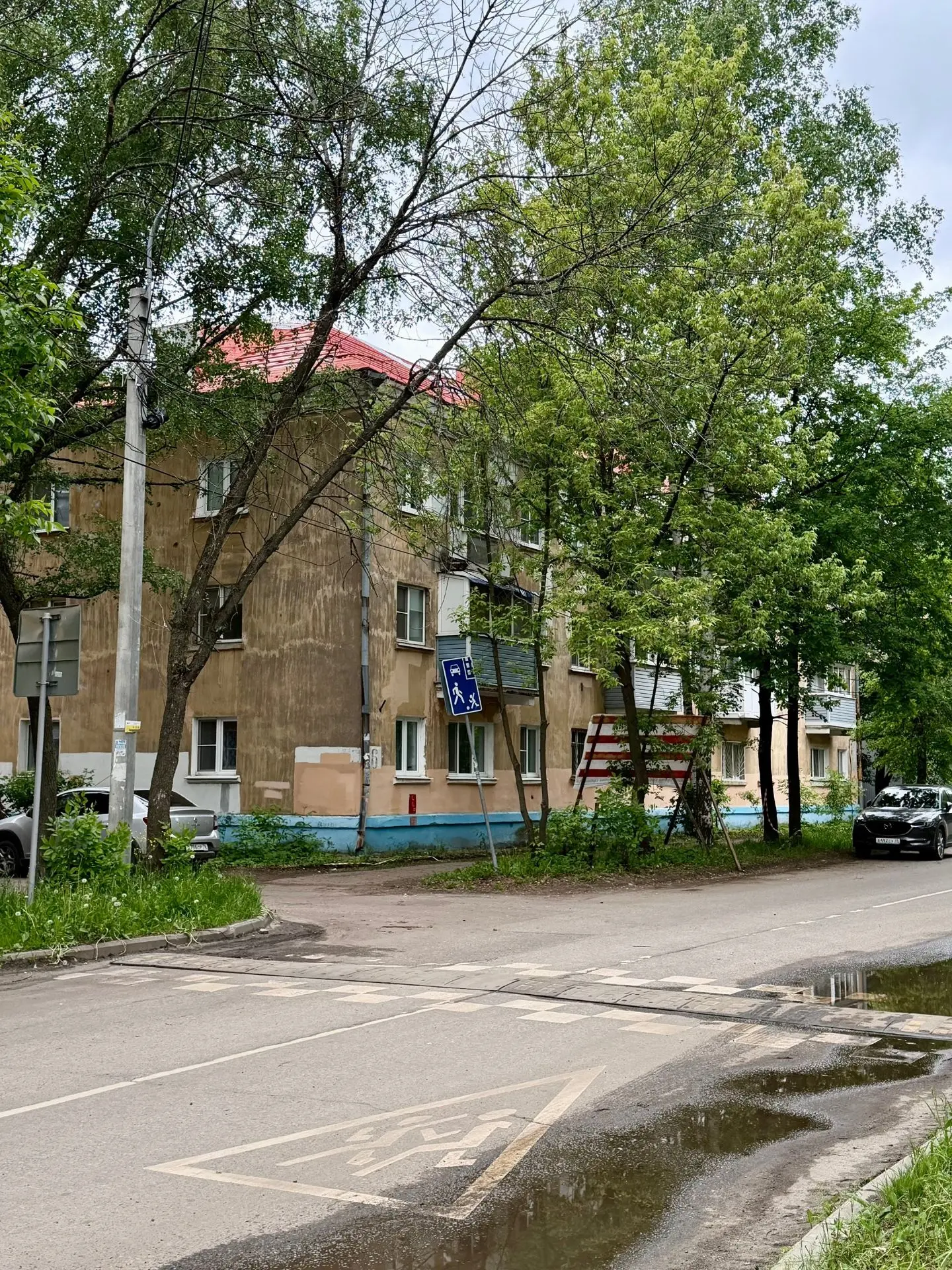 В Ярославле обновят крышу дома 1959 года постройки
 
Подрядная организация приступила к капитальному