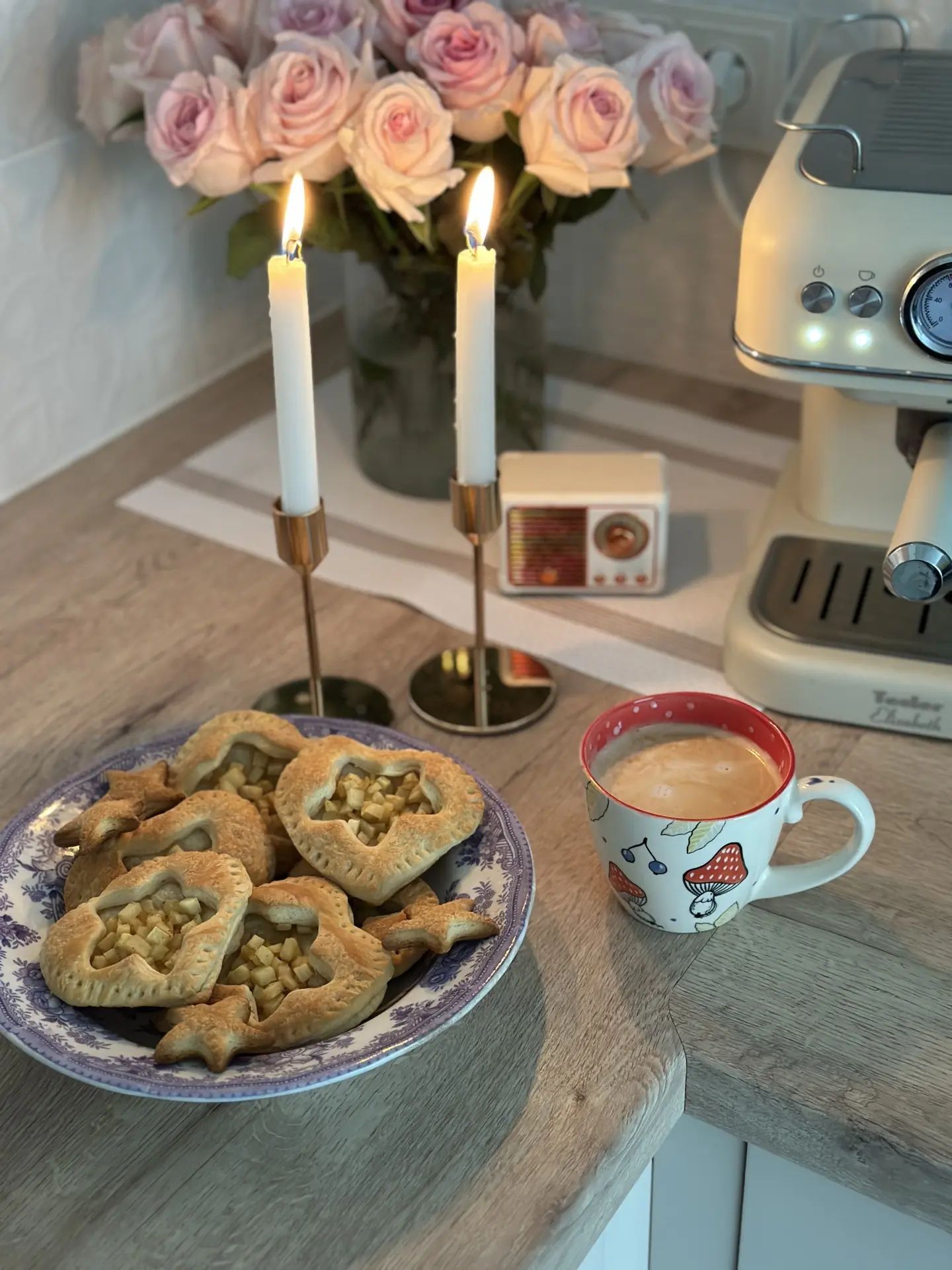 У нас дома постоянно горят свечи 🕯️ 

Я зажигаю их по утрам, когда за окном хмуро и пасмурно
Я зажи