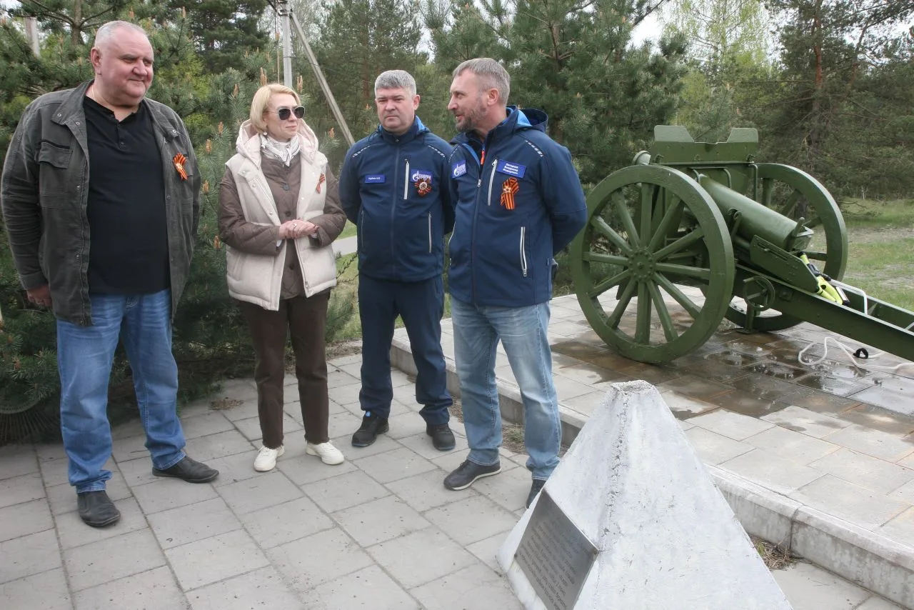 Работники ООО «Газпром подземремонт Уренгой» провели патриотическую акцию у памятного знака «Пушка к