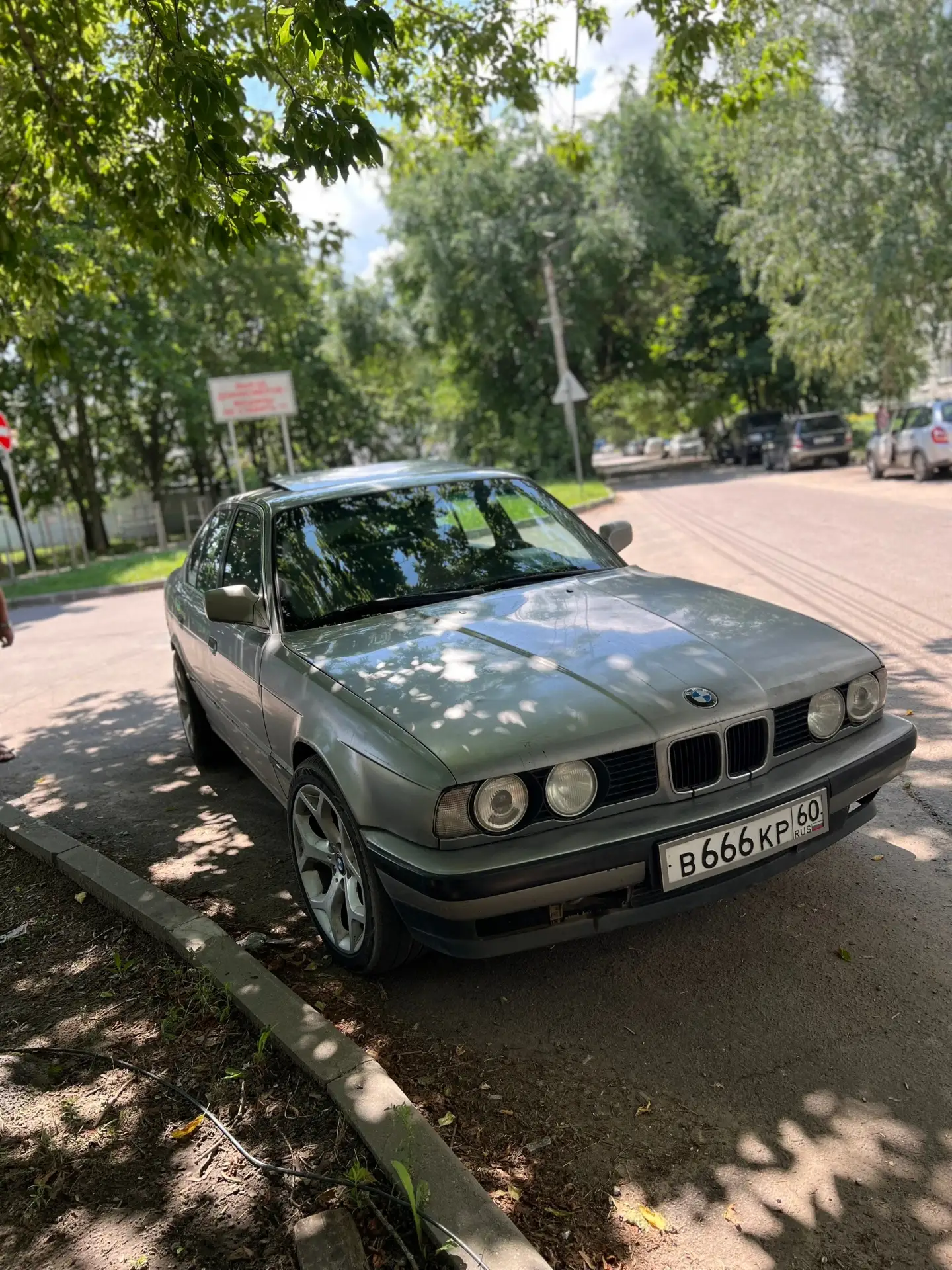 2,5 мотор m50 безванос,бош,все стоит от 2,5 не гнилая, колеса 18 на хорошей резине, нигде не течет, 