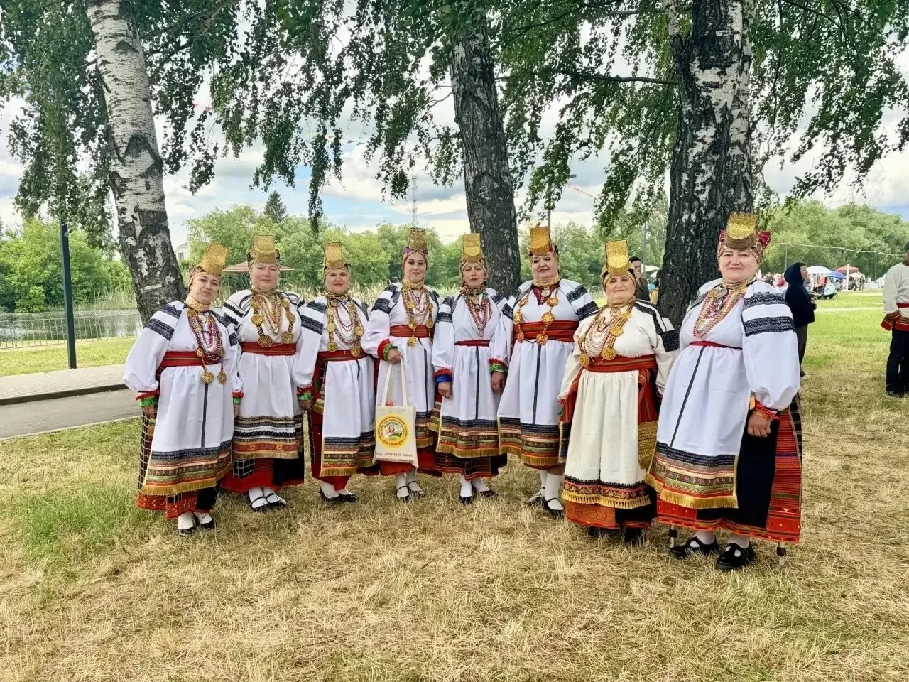 Фольклорный ансамбль «Дубравушка» представил Глуховский МДК на Межрегиональном фестивале «На Троицу»