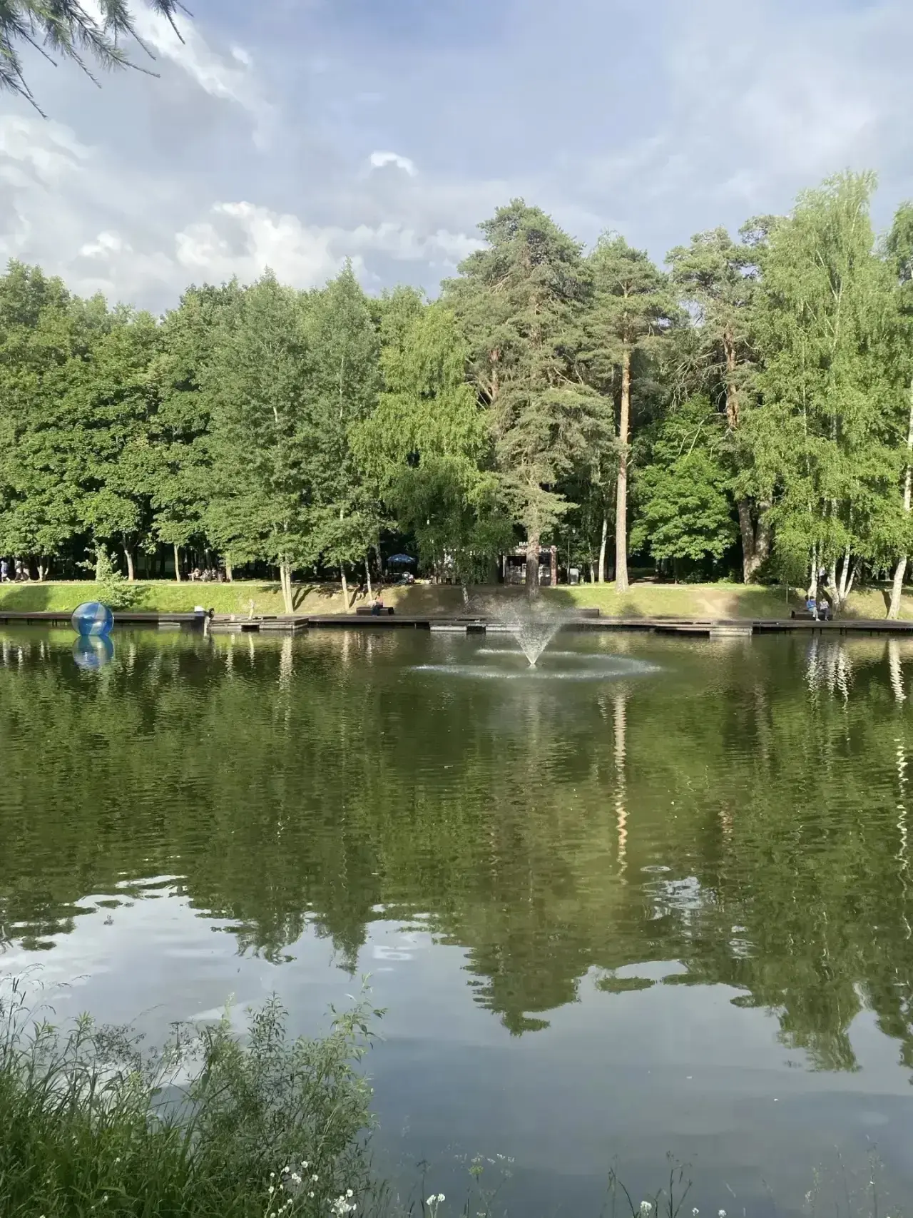 Удалено два объекта. Шар и рыбак.