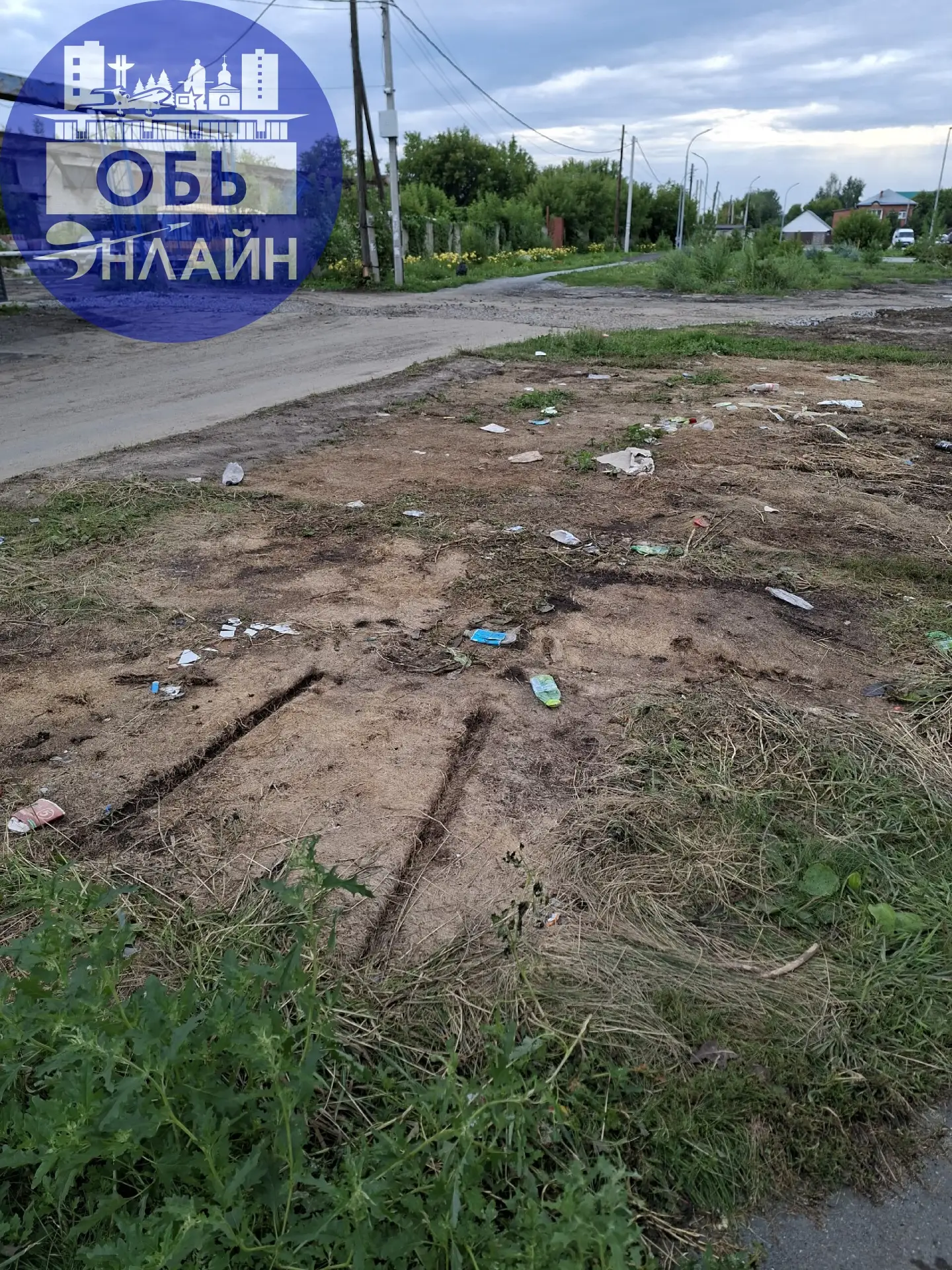 МКУ "Городское Хозяйство", напротив вашего здания, Вы хранили год плиты, сейчас Вы их убрали, а мусо