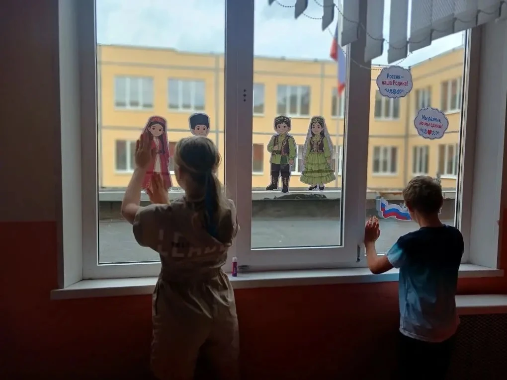 ✏️ 🇷🇺 В ДОЛ «Радуга» полным ходом идет подготовка ко Дню России!

Атмосфера в нашем лагере наполне
