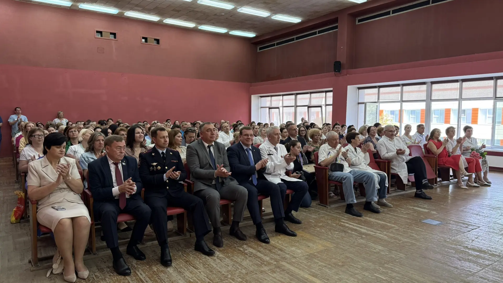 🩺 Поздравил сотрудников Детской городской клинической больницы № 9 с Днем медицинского работника!

