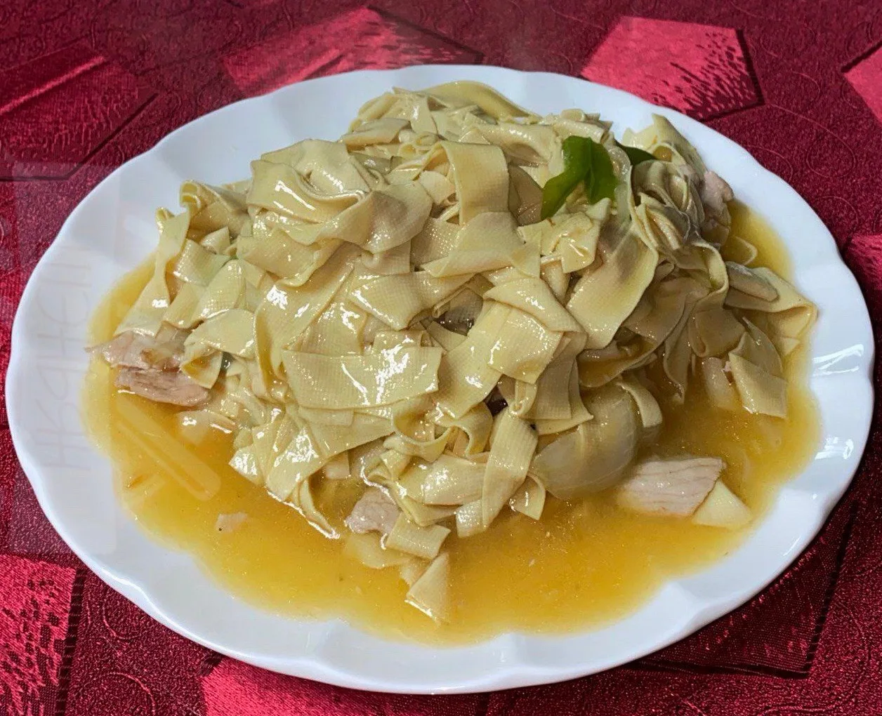 «Кантофу с мясом» - не «сухая лапша», а настоящий взрыв вкуса:
✅ Толстая, упругая лапша, которая впи