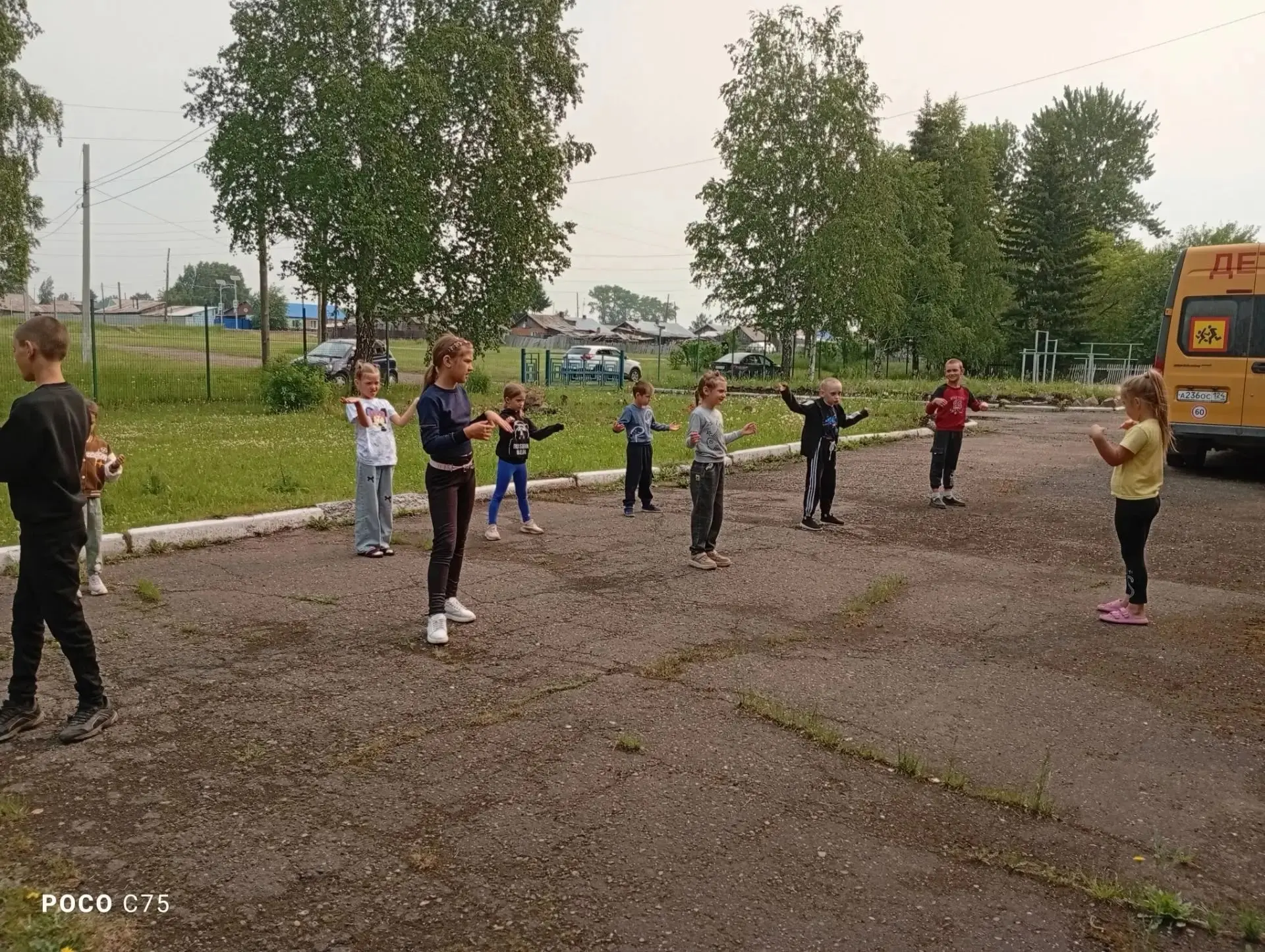 Сегодня, 17 июня, в нашем пришкольном лагере ☀️ день начался с традиционной утренней зарядки на свеж