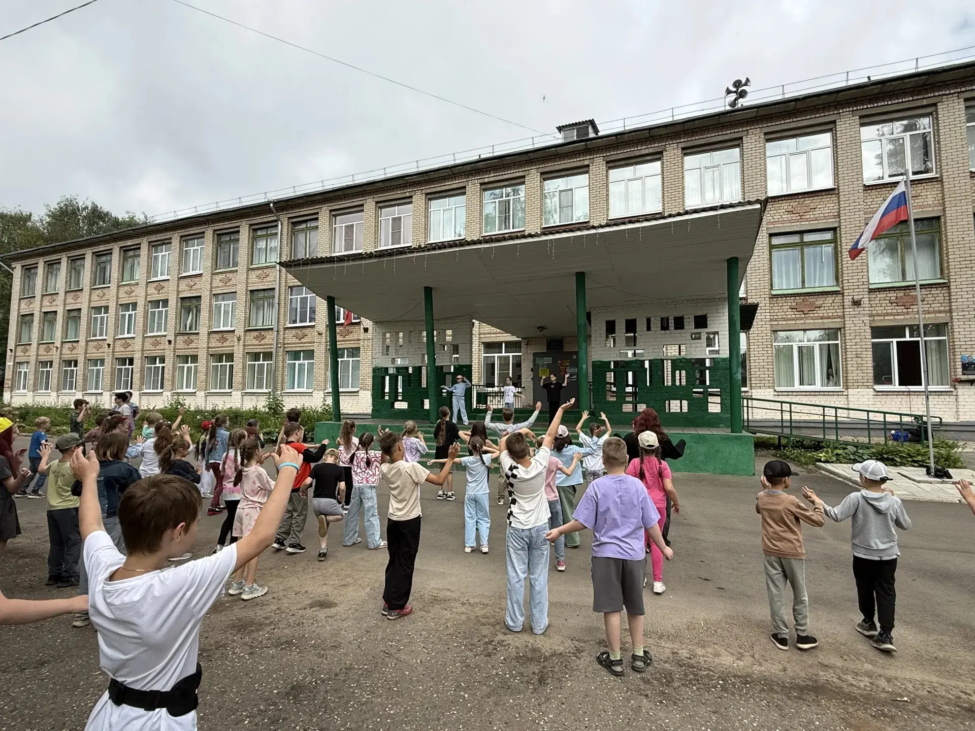 Дни в пришкольном лагере пролетают как один миг, потому что мы буквально каждую минуту чем-то заняты