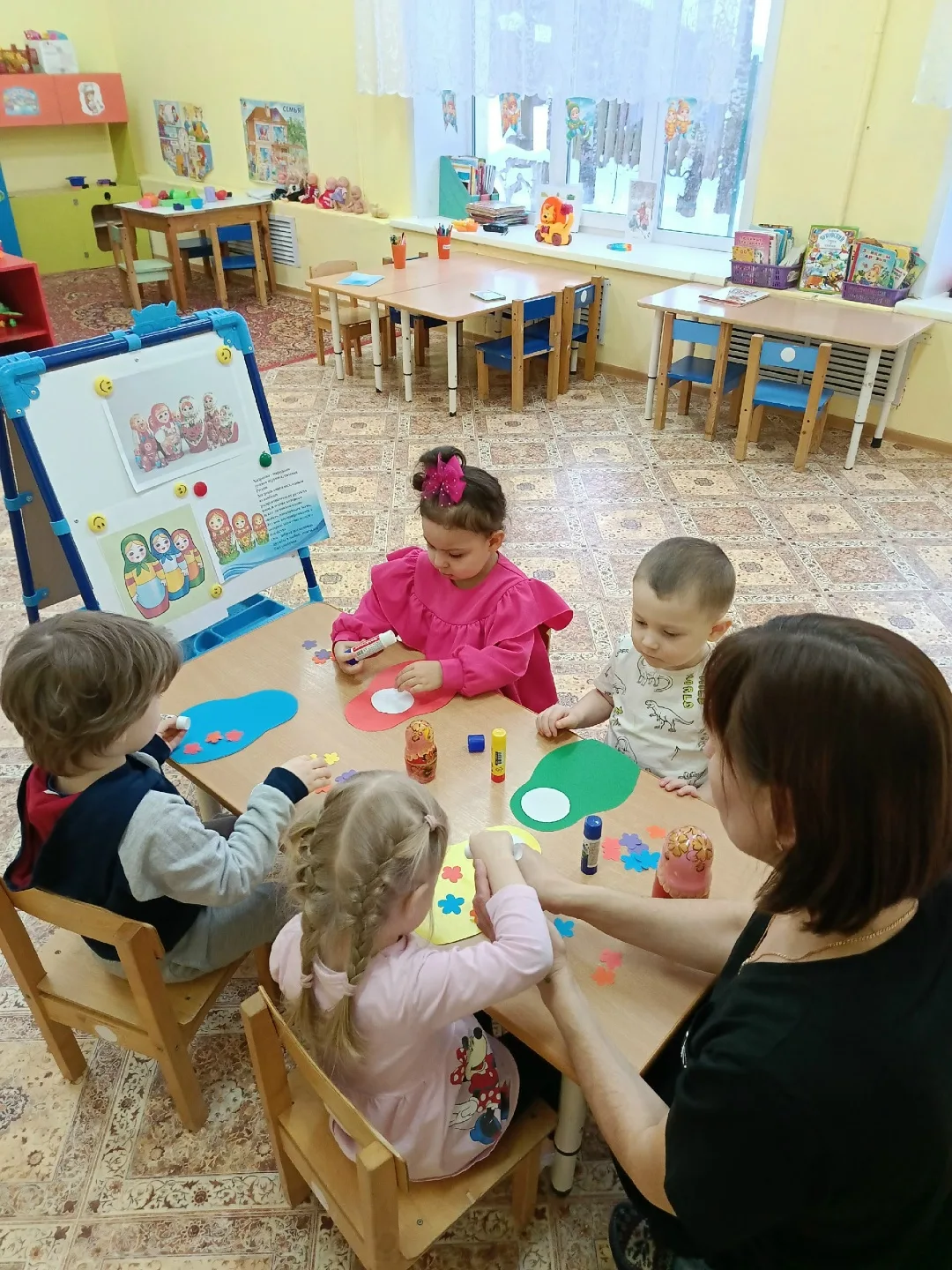 А мы продолжаем знакомиться с народными игрушками. Сегодня ребята первой младшей группы  выполнили а