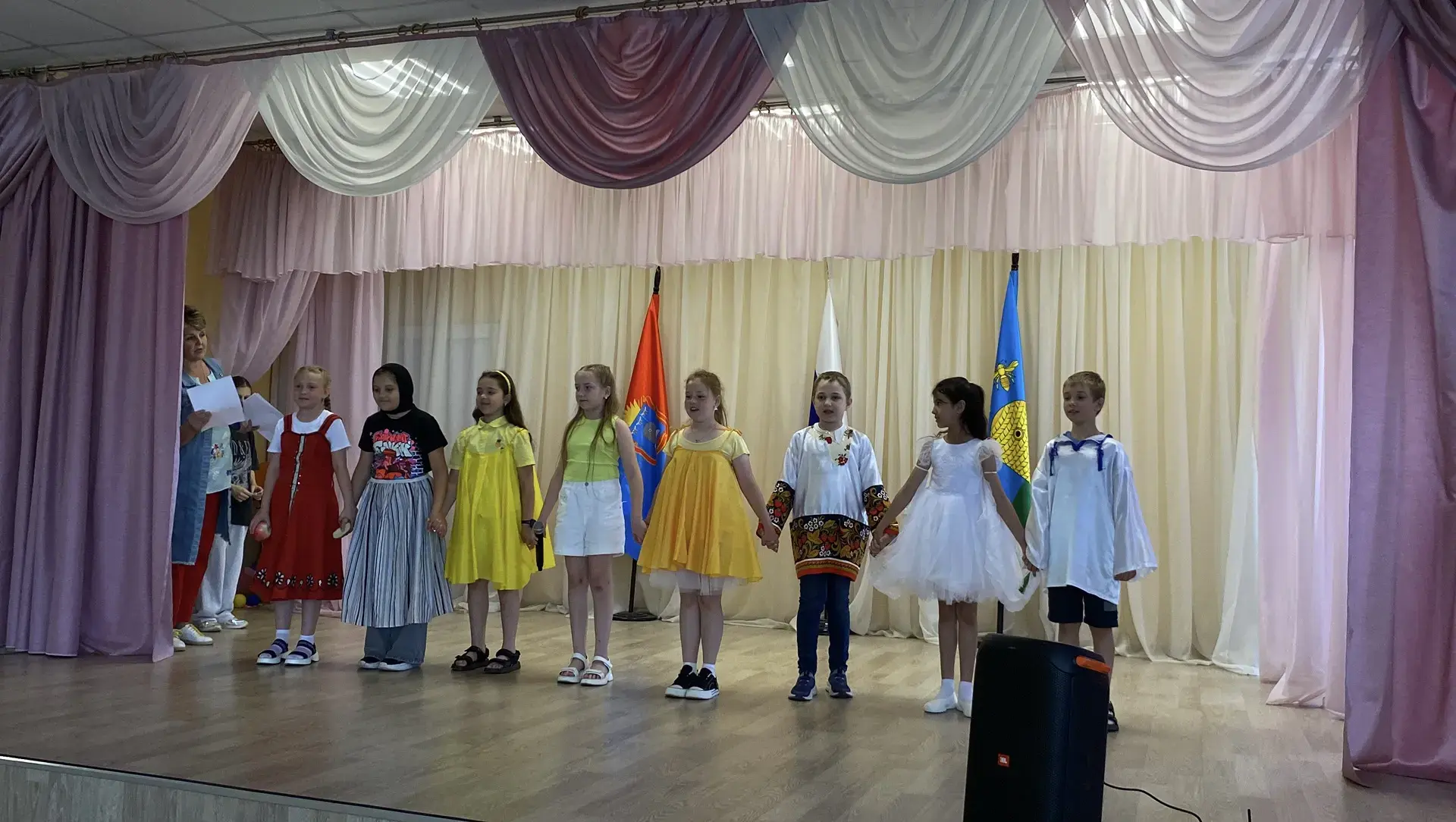 Сегодня в нашем лагере прошёл конкурс чтецов, посвящённый дню рождения А. С. Пушкина!
Ребята читали 