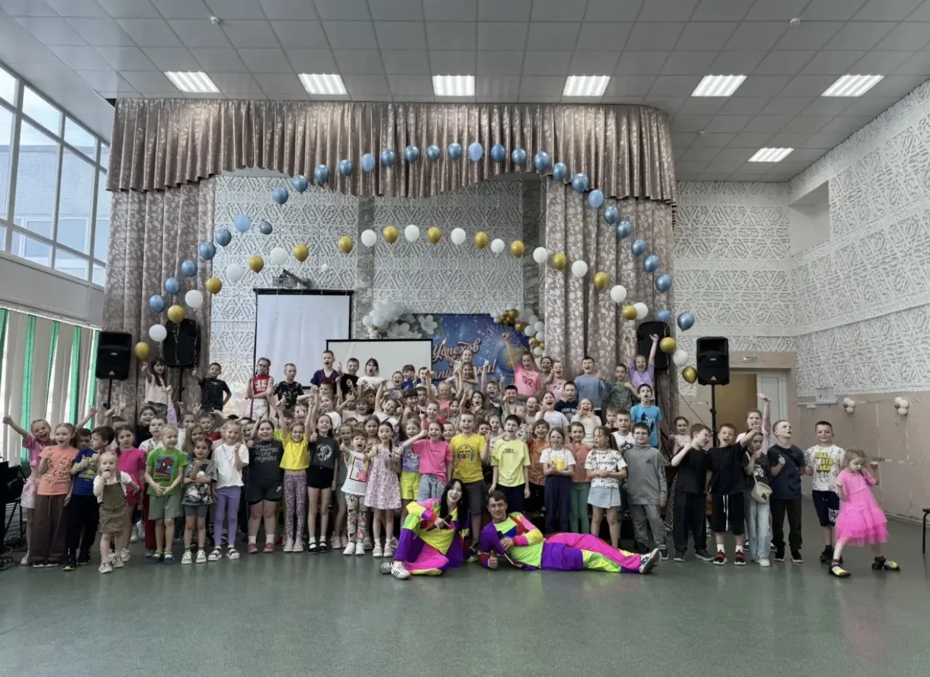 Наши маленькие ученики (1–2 классы), которые отдыхают в пришкольном лагере на базе школы №83, с радо