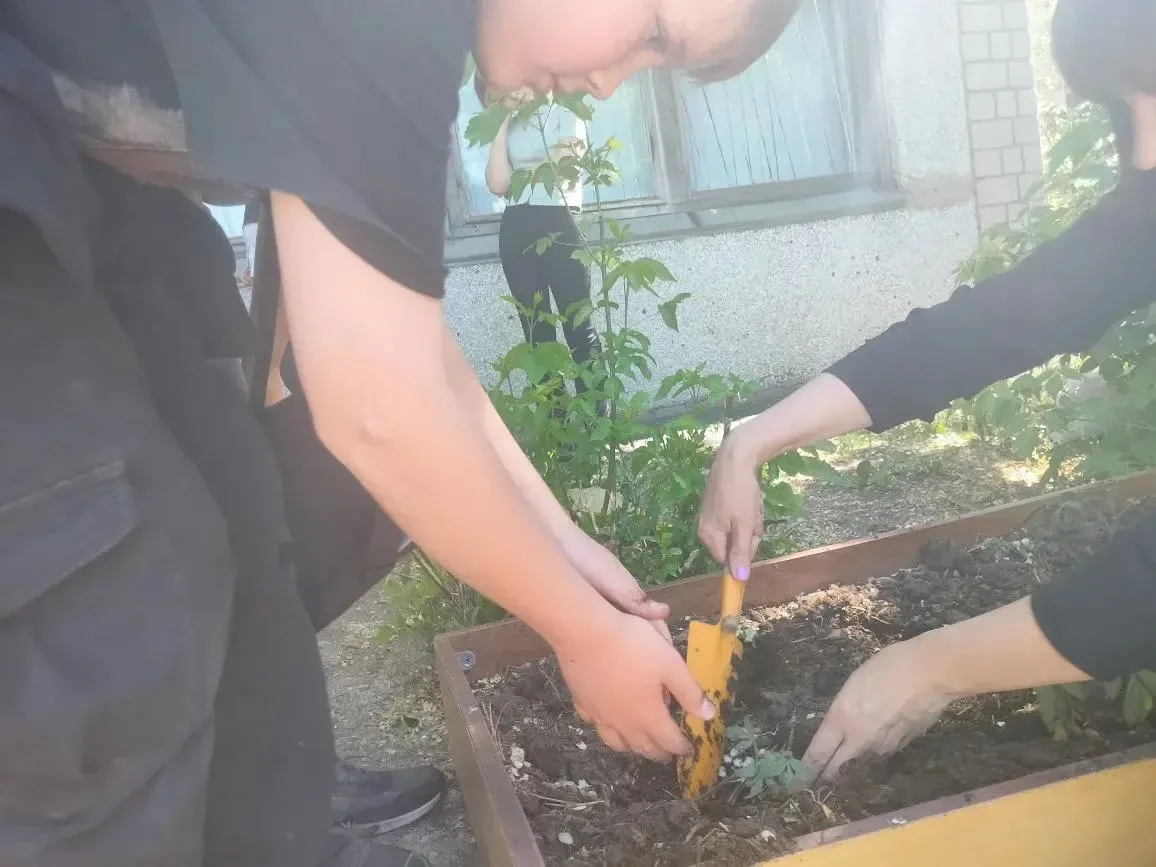 Весна - пора цветения 🌺 
В марте учитель биологии и географии, Зубкова Светлана Вячеславовна, совме