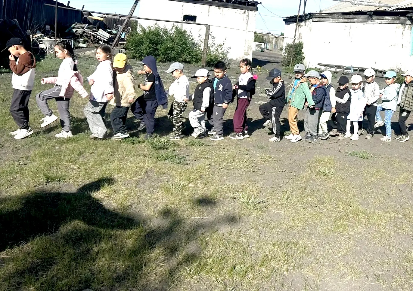 В детском саду на улице стоит тёплая погода, поэтому ребята из подготовительной и средней групп «Зве