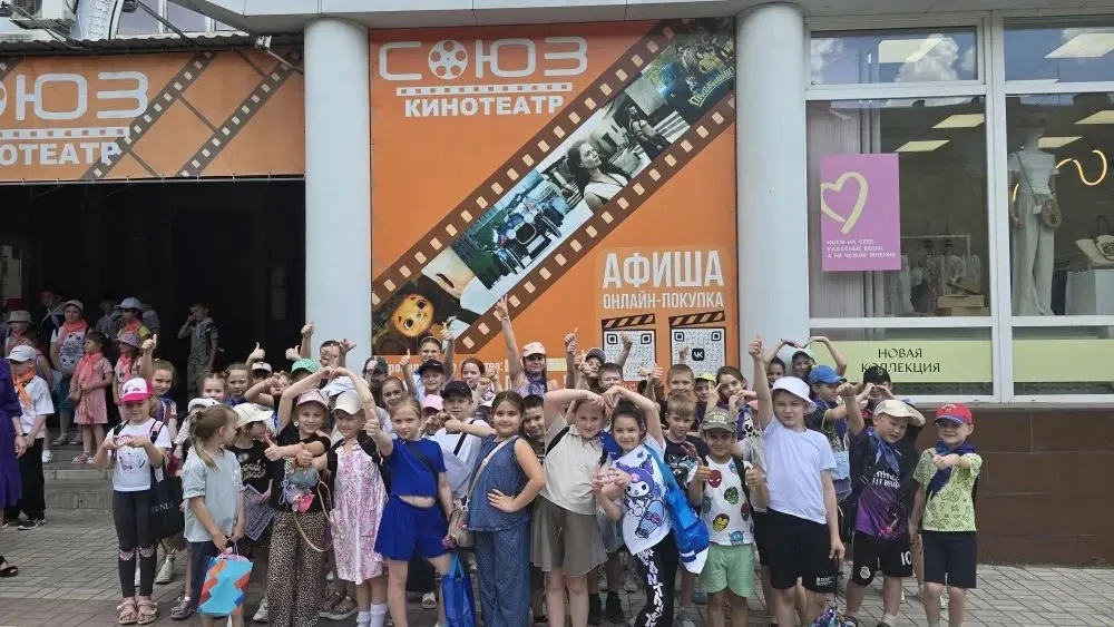 🌟 КИНО И СПОРТ: НАСЫЩЕННЫЙ ДЕНЬ В ПРИШКОЛЬНОМ ЛАГЕРЕ! 🌟

Сегодня в нашем лагере «Ромашка» было по-