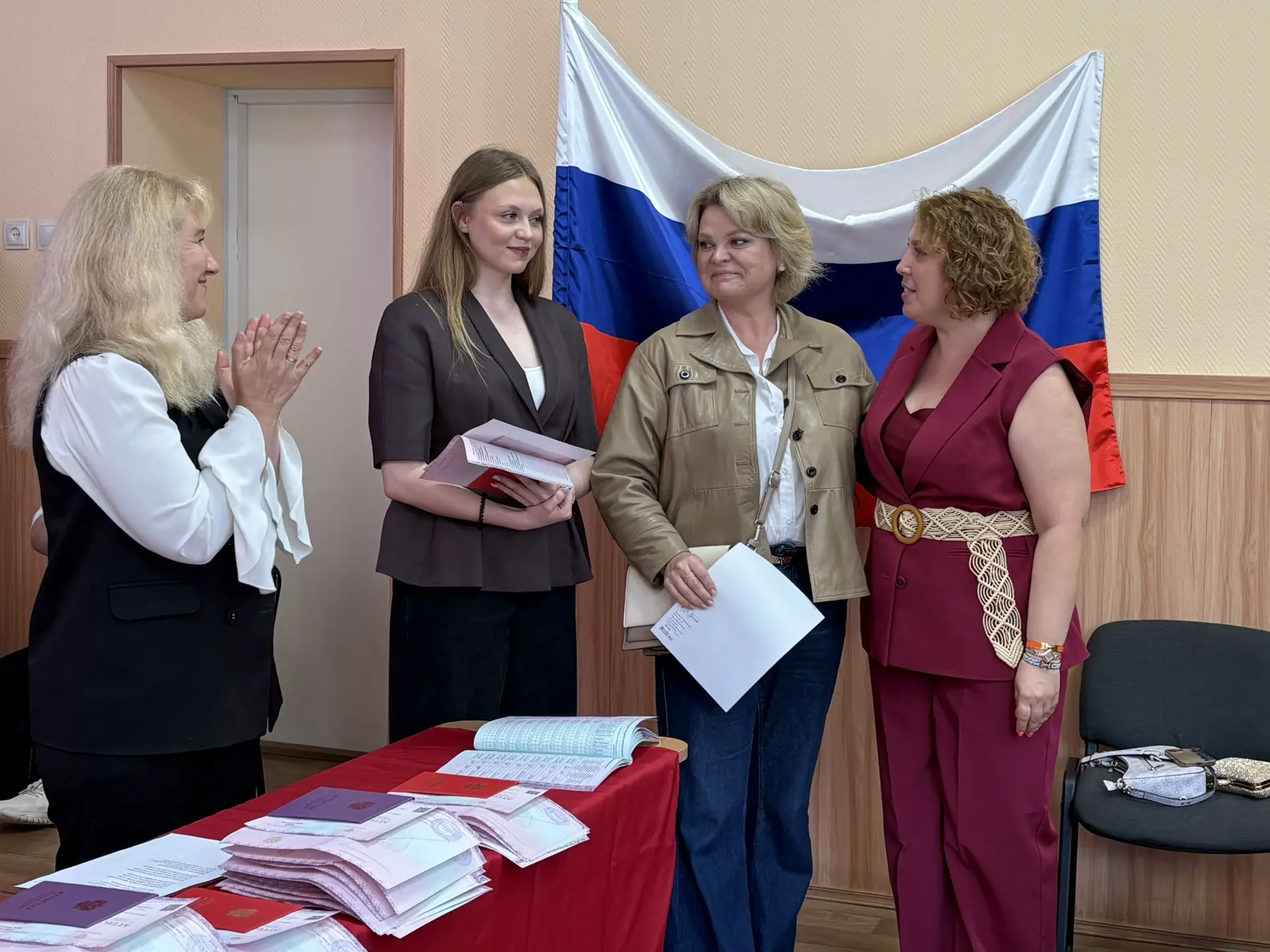 Сегодня прошел еще один этап выдачи аттестатов для учащихся 9 классов!

Ребята Вы прошли большой пут