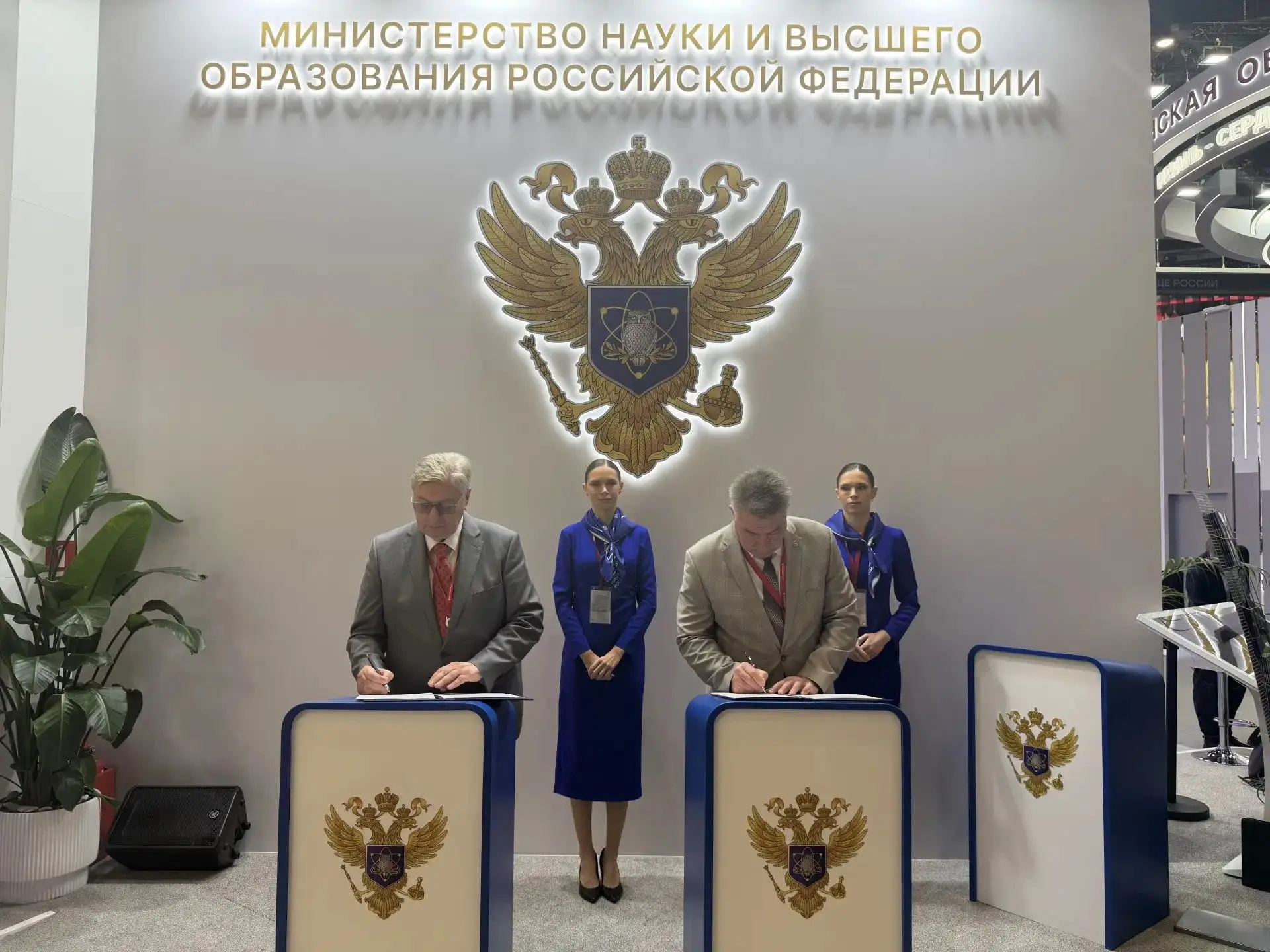 Коллеги, друзья!

Вернулся из Санкт-Петербурга с Петербургского международного экономического форума