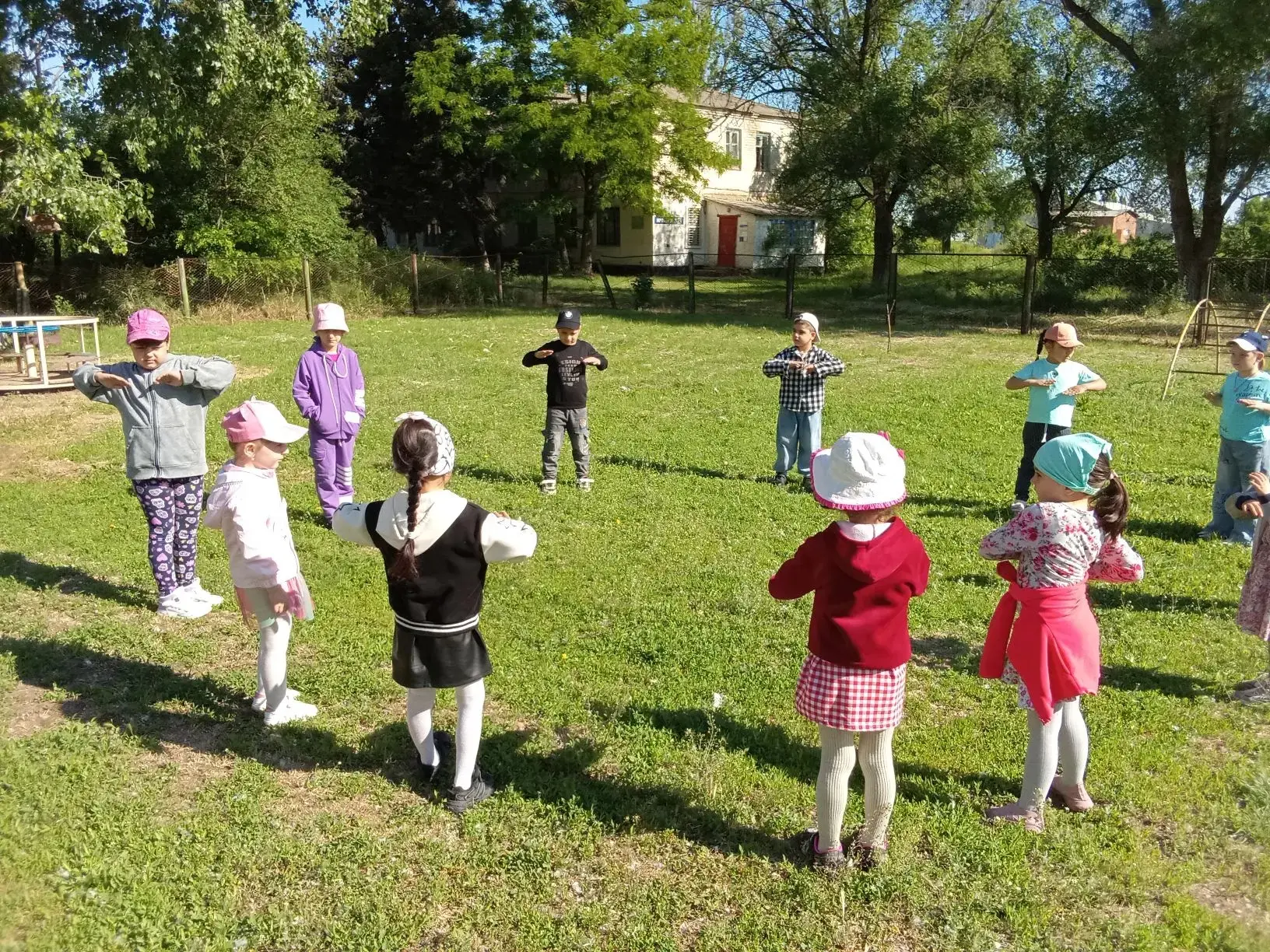Здравствуйте! ☀️ В летний период 🌤️ дети с удовольствием занимаются зарядкой на свежем воздухе 🌳, 
