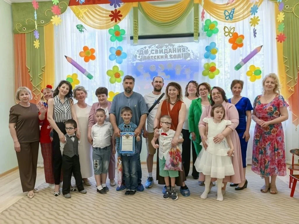 ВЫПУСКНОЙ

Солнце лучиком веселым
В окна радостно стучит
И гордимся мы сегодня
Словом важным : «Выпу