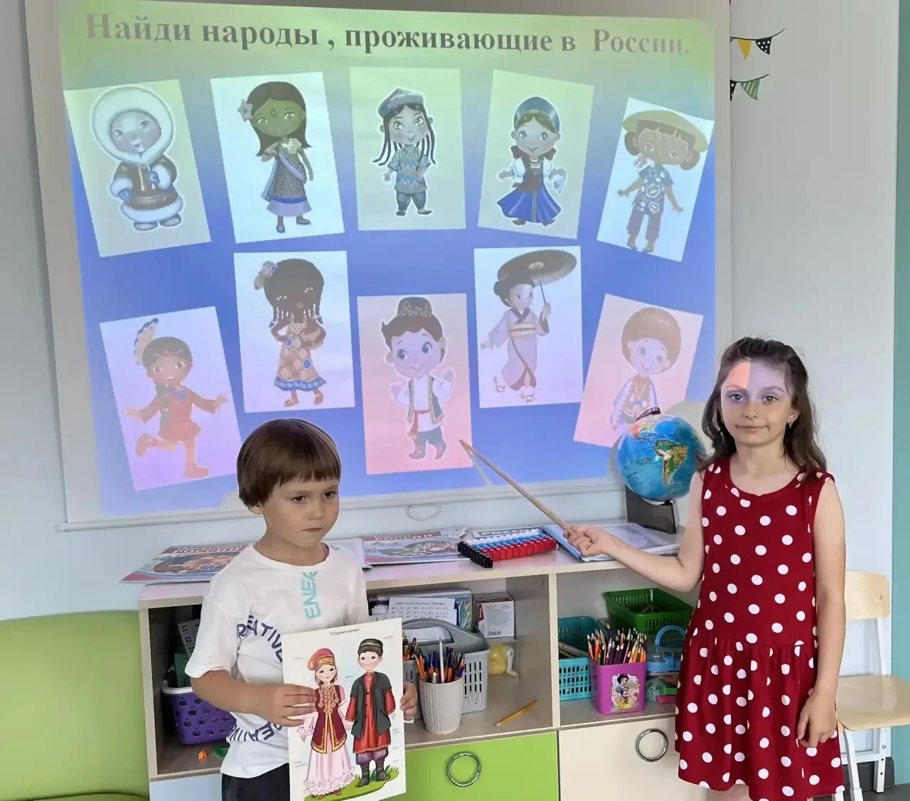 В старшей группе была проведена беседа «Наша большая страна». 
Цель: сформировать у детей представле