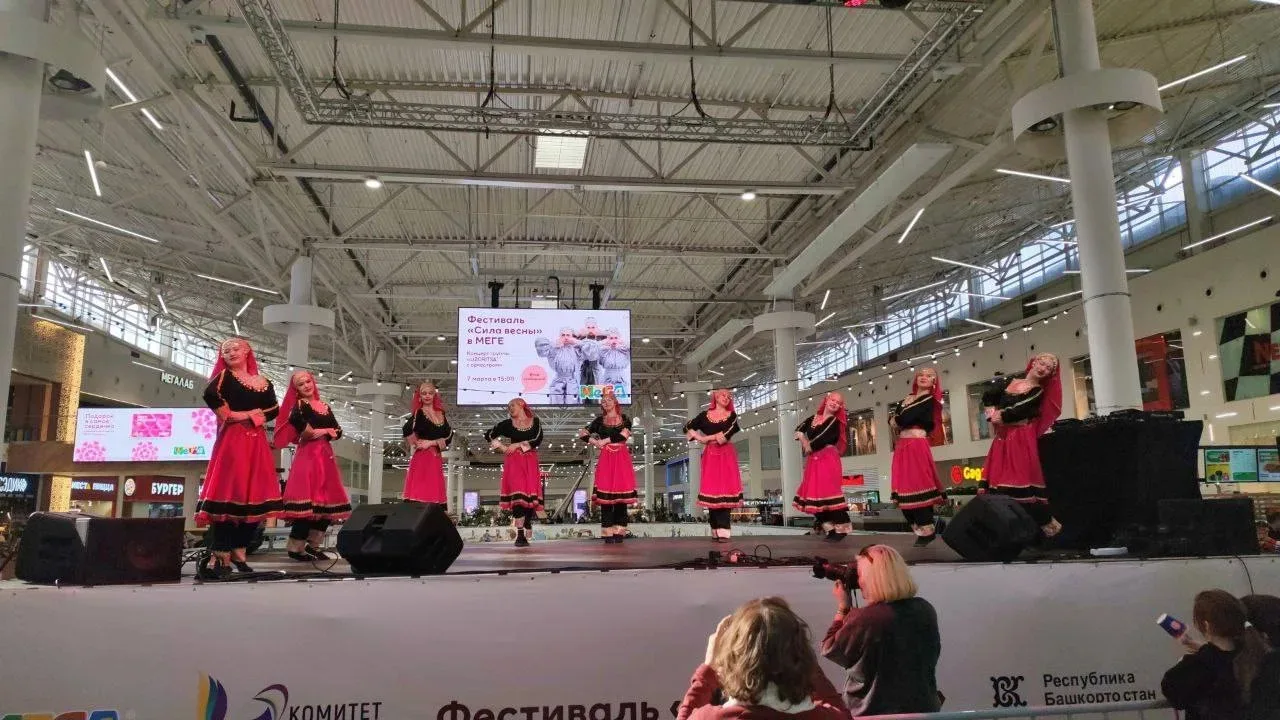 Какой же это день! Концерт в честь Международного женского дня в торговом центре МЕГА собрал всех, к