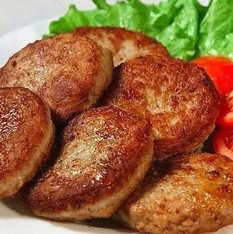Котлеты из Индейки!

Ингредиенты:
Фарш из индейки - 800 гр
Манная крупа - 4 столовые ложки;
Сметана 