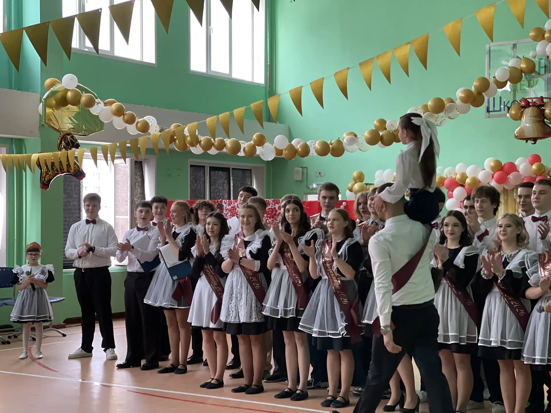 В нашей школе прозвенели последние звонки для учеников 9 и 11 классов 🎓
Это был трогательный и важн