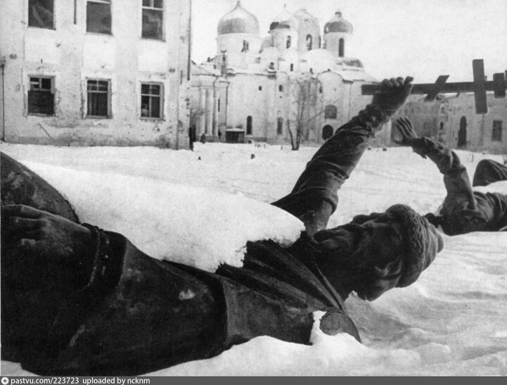 Великий Новгород, 1944
Севастополь, 2026

Восстановили тогда, восстановим и сейчас. 
Варварам гореть