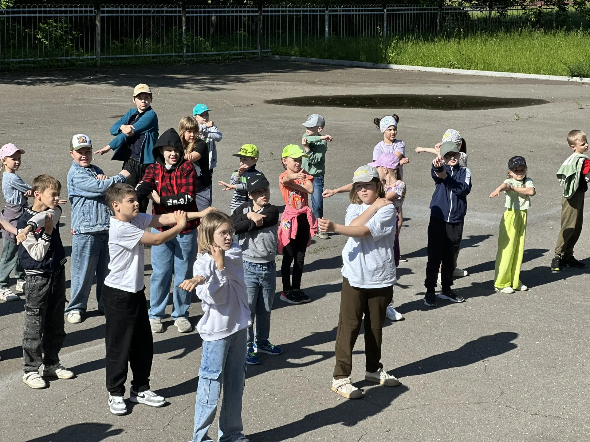 ☀️Делимся яркими моментами из нашего лагеря !

Утро началось традиционно — с яркой зарядки и линейки