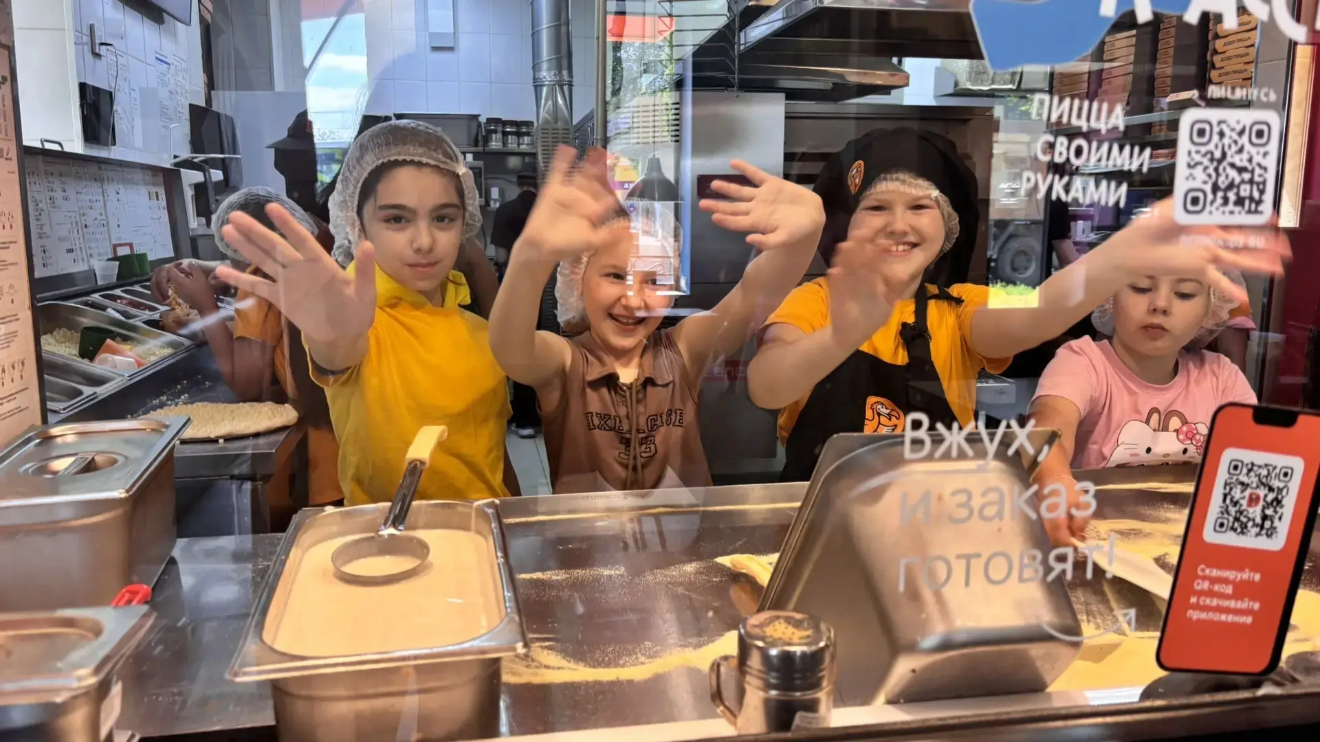 🍕 Пицца, любовь с первого кусочка!

Сегодня воспитанники нашего 3-го отряда с огромным интересом и 