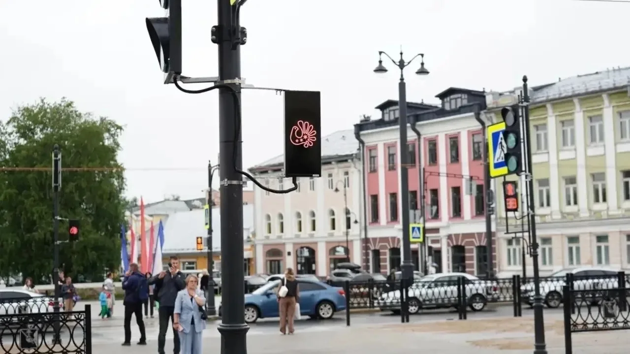 На светофорах Вологды появилась фирменная птичка 🐦

В Вологде начали устанавливать необычные светоф