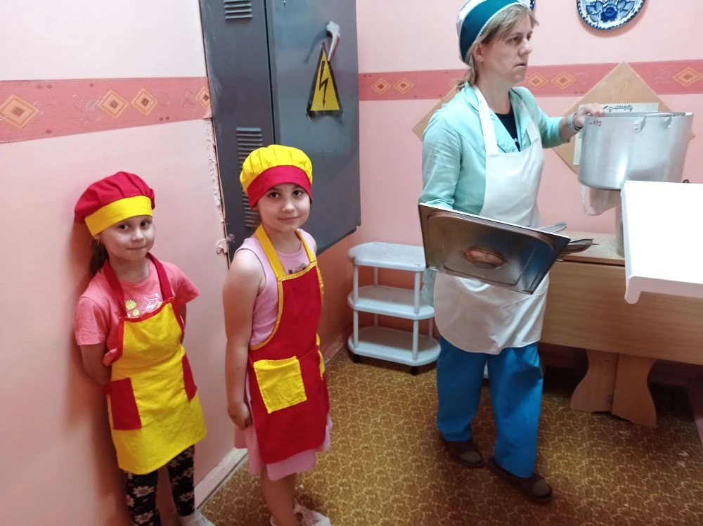 Одной из задач работы с дошкольниками является обучение правилам сервировки стола и культуре приёма 