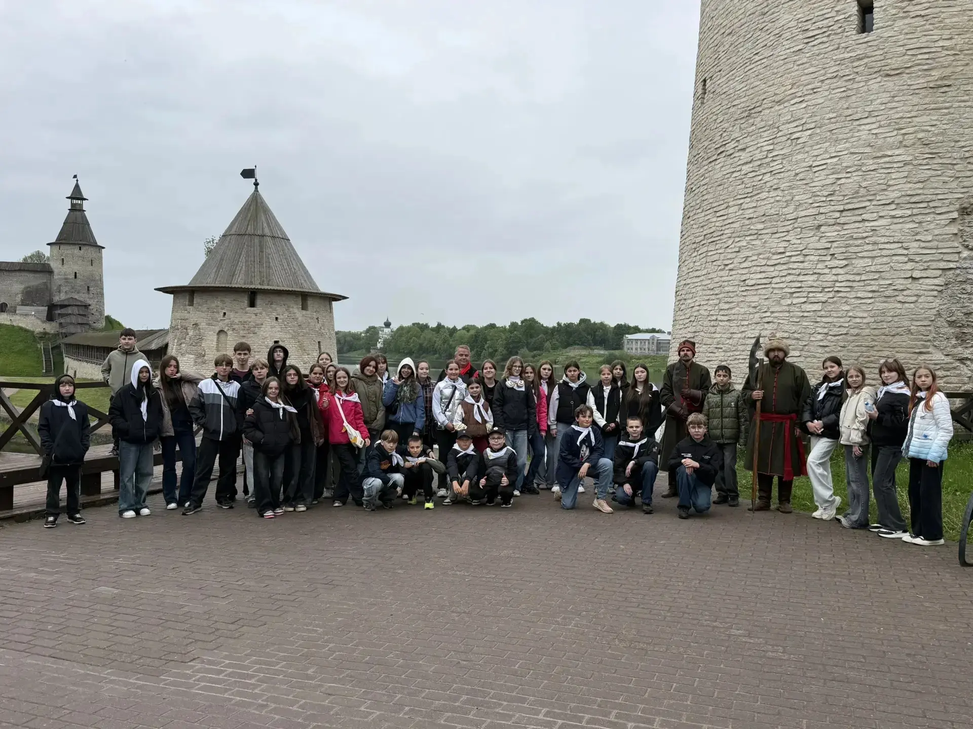 ДОРОГАМИ ПАМЯТИ И ДРУЖБЫ: КАЛИНИНГРАДСКИЕ ГИМНАЗИСТЫ В ПСКОВЕ
Десять гимназистов из МАОУ гимназии №1