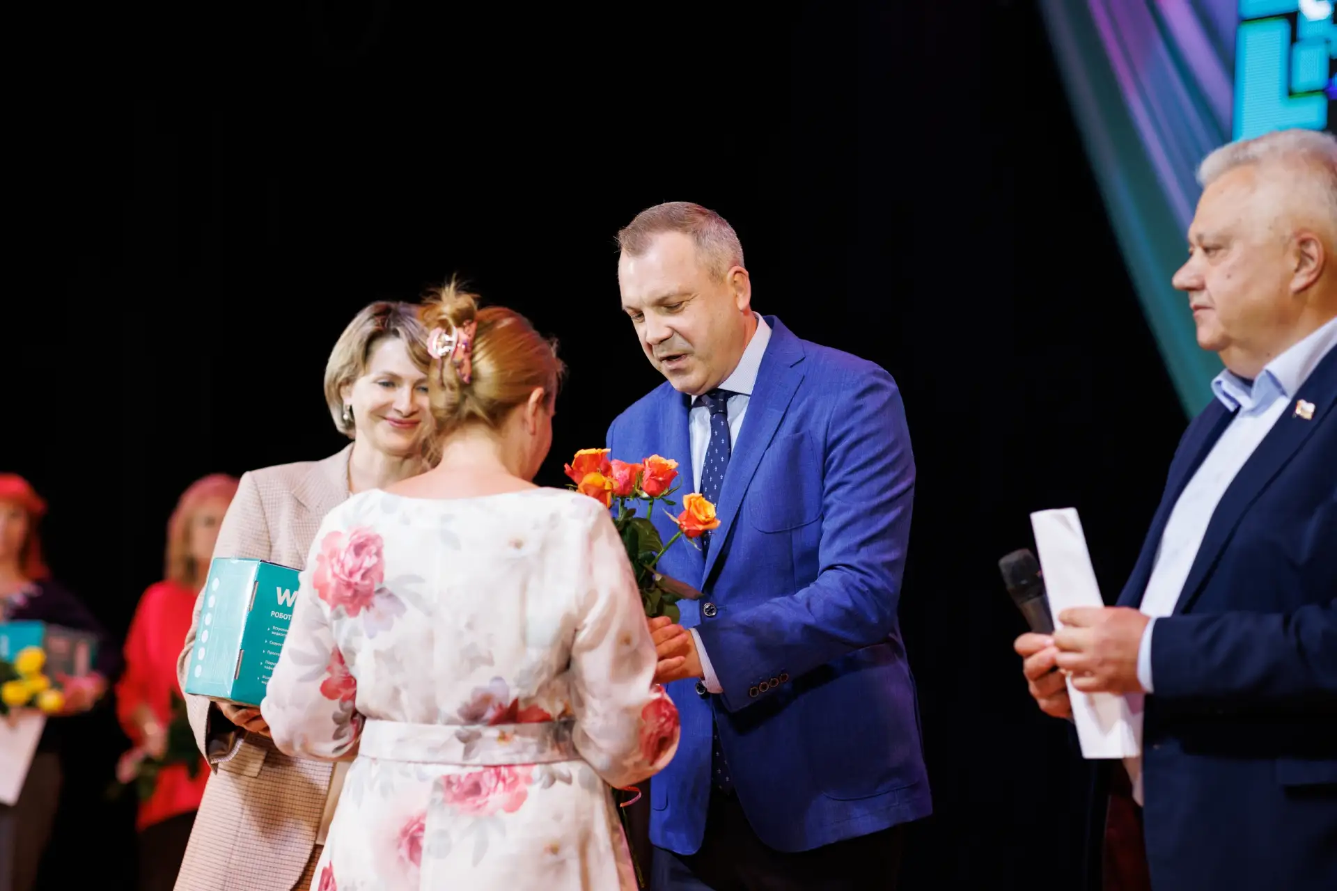 Новопеределкино | Солнцево-парк | Москва🏡

Евгений Попов поздравил медработников Западного округа с