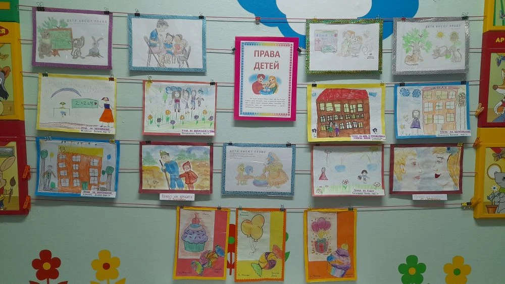 📣 У нас в саду оформлена новая выставка детских рисунков "Права детей"❗️

👧🧑 Ребята старших групп