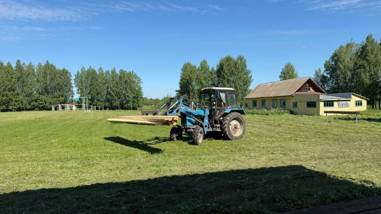 На территории стадиона в д. Нижнеиванаево идет активная подготовка к марийскому национальному праздн