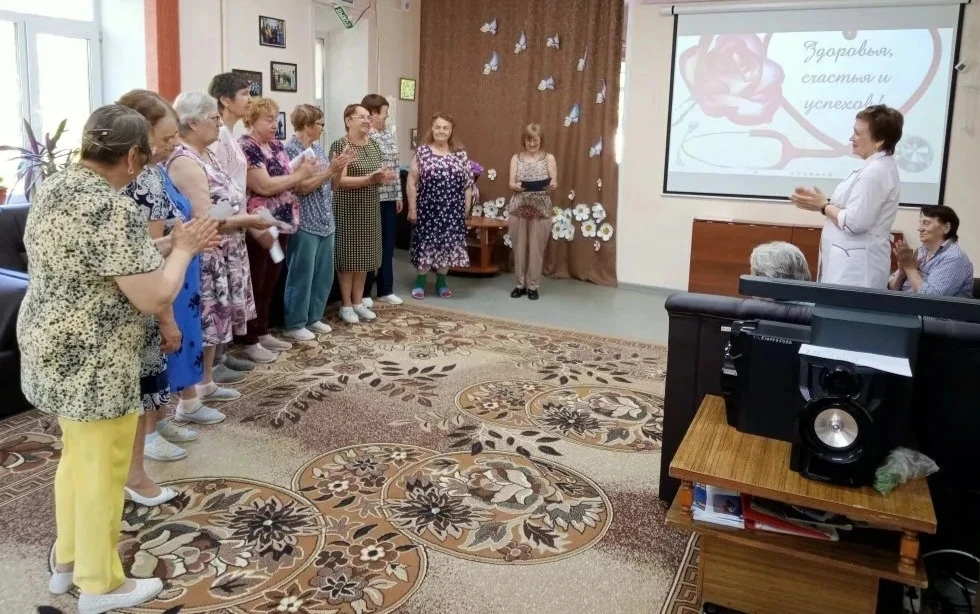 Сотрудники и  получатели социальных услуг отделения дневного пребыванияв  поздравили  с наступающим 
