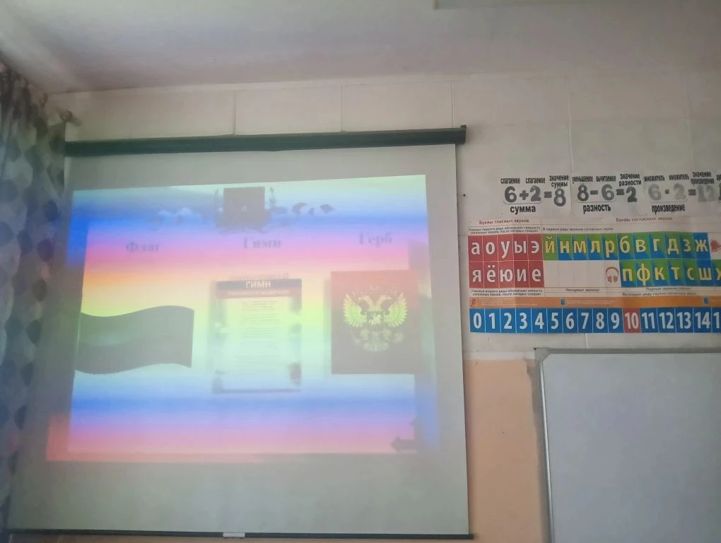 Сегодня, 11 июня,  в преддверии праздника «Дня России» в нашем лагере день начался с торжественной л
