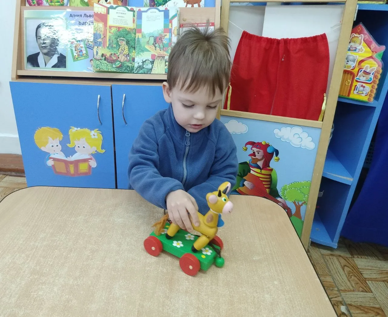 Ребята второй младшей группы "Колокольчик" охотно инсценируют, передают слова и настроение персонаже