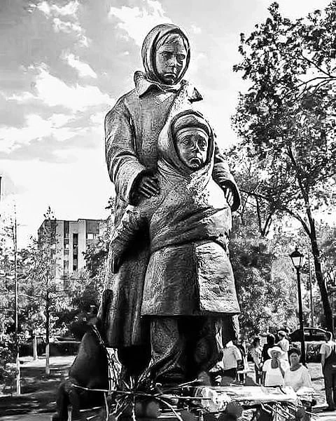 🎗Koля Пeчeненко. 11 лeт. Hecколько раз его вывoдили на казнь. Ha него нaдевали петлю, выбивали опор
